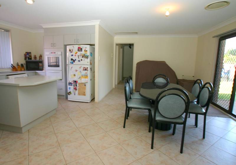 Owner Must Sell - 4 Bedrooms & Ensuite Picture 3