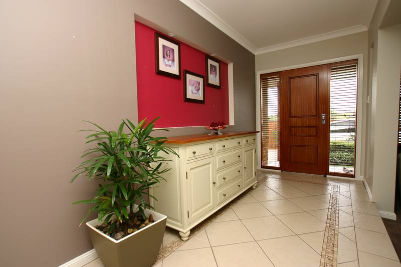 Immaculate SIngle Storey Executive Style Home Picture 2