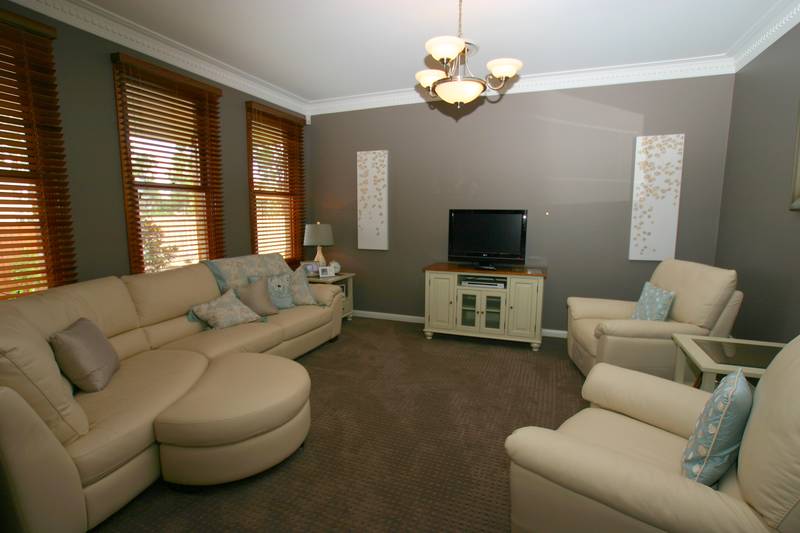 Immaculate SIngle Storey Executive Style Home Picture 3