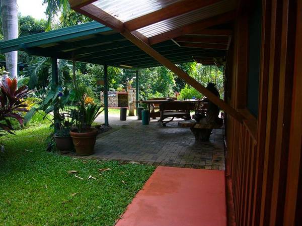 SPREAD OUT ON 2585M2 OR SUB DIVIDE FOR PROFIT Picture 2