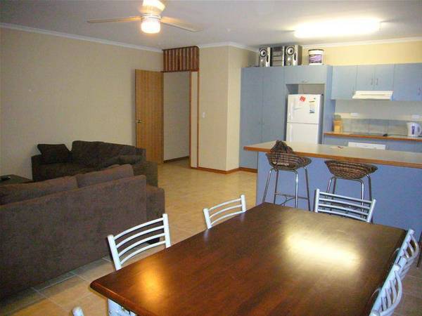 LUXURY RESORT-STYLE LIVING Picture 2