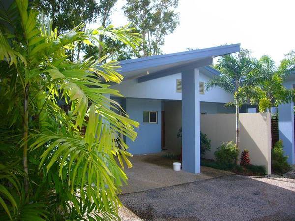 LUXURY RESORT-STYLE LIVING Picture 3