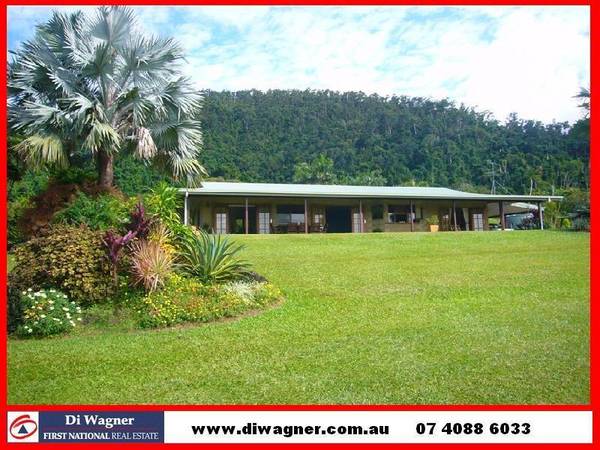 EXTENSIVE VIEWS TO THE ISLAND COAST OF MISSION BEACH Picture 1