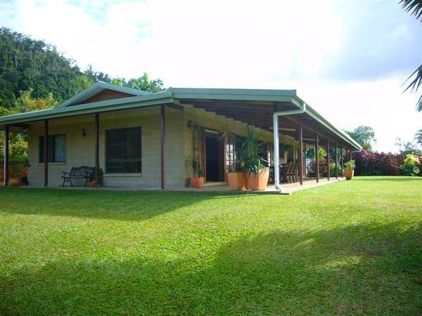 EXTENSIVE VIEWS TO THE ISLAND COAST OF MISSION BEACH Picture 2