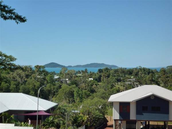ISLAND VIEWS TO THE CORAL SEA Picture 2