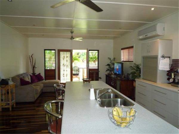 QUAINT COASTAL AMBIENCE Picture 2