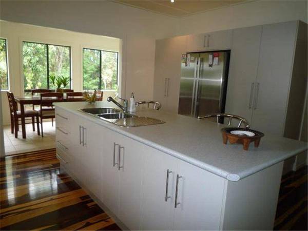 QUAINT COASTAL AMBIENCE Picture 3