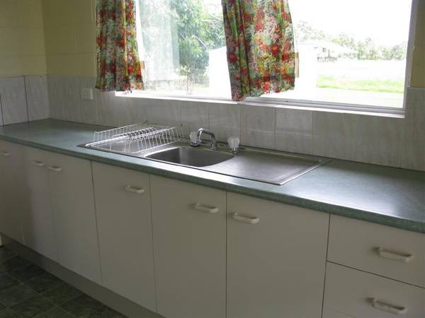 QUAINT COUNTRY COTTAGE Picture 3