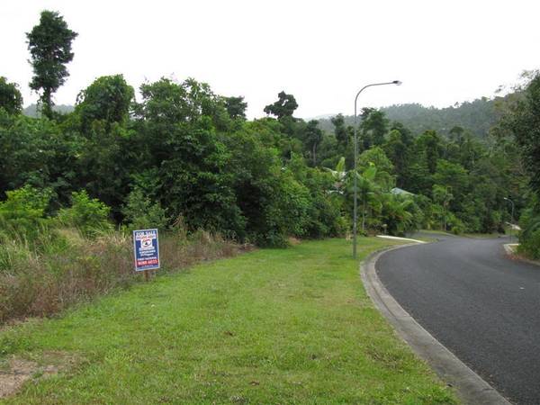 PRIVACY IN A RAINFOREST SETTING WITH AN ATTRACTIVE PRICE TAG! Picture 2