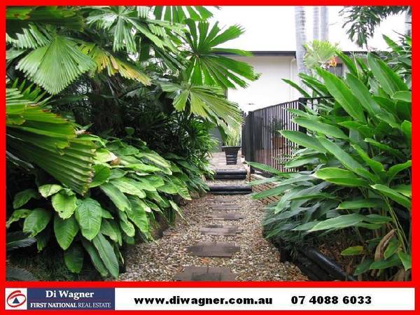 LUXURY RESORT STYLE HOME WITH OPTIONS !! Picture 1