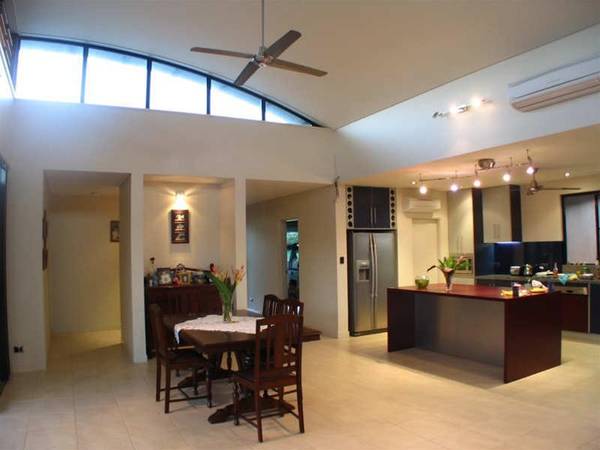 Modern Architecturely built Home - Sure to Impress! Picture 2