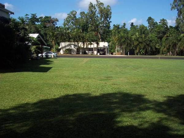 BACKING ONTO PARKLAND... Picture 2