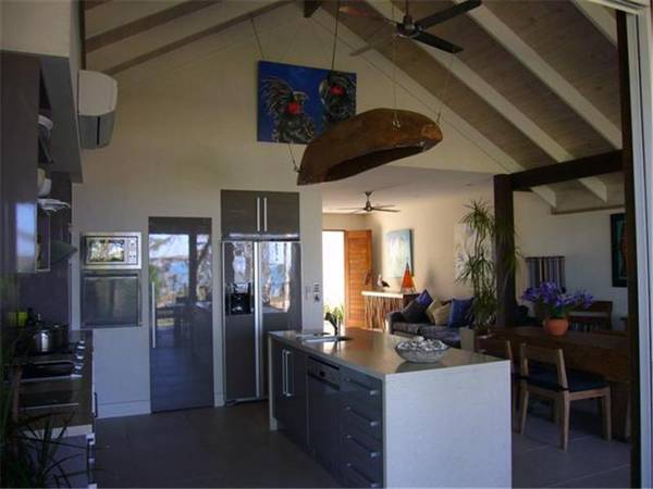 LUXURIOUSLY APPOINTED IN AN ENVIRONMENT THAT CAPTURES THE ESSENCE OF
MISSION BEACH Picture 1