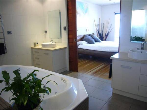 LUXURIOUSLY APPOINTED IN AN ENVIRONMENT THAT CAPTURES THE ESSENCE OF
MISSION BEACH Picture 3