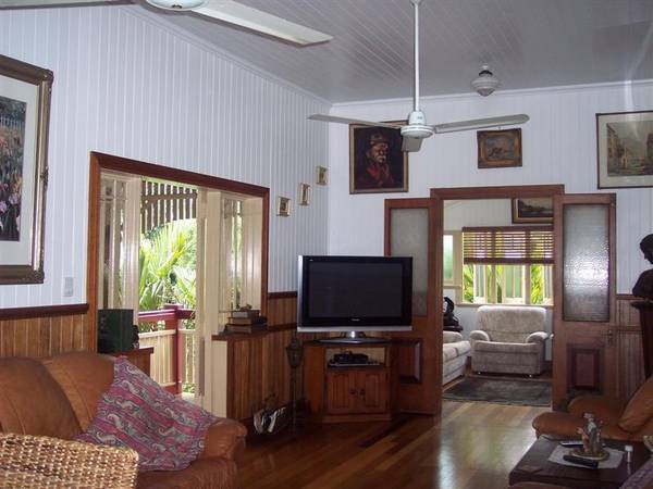 THE MOST MAGNIFICENT QUEENSLANDER IN MISSION BEACH Picture 3