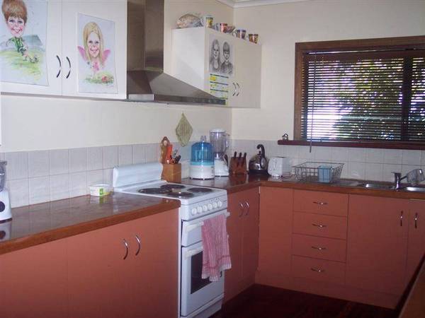 AN IDEAL 4 BEDROOM FAMILY HOME Picture 2