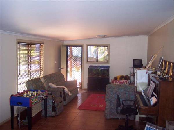 AN IDEAL 4 BEDROOM FAMILY HOME Picture 3