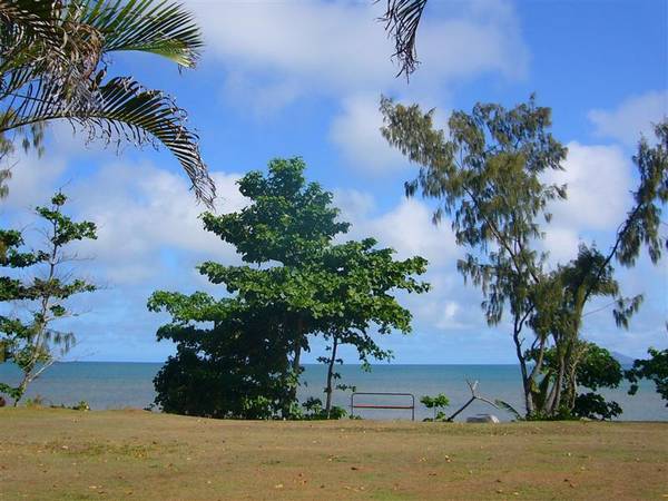 THE BEST BEACHFRONT LOCATION IN KURRIMINE BEACH Picture 2