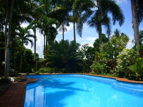 EXOTIC GARDENS IN RURAL SETTING Picture 2