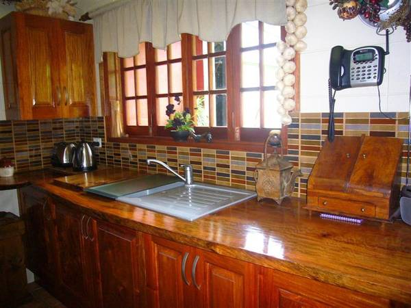 QUIRKY CHARM IN A RAINFOREST SETTING Picture 2