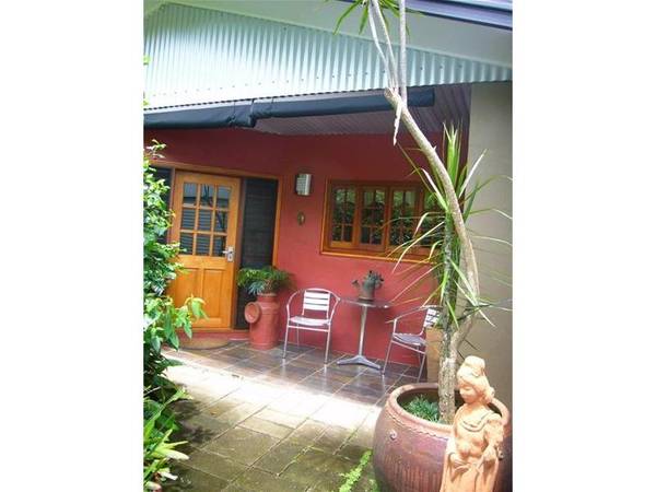 QUIRKY CHARM IN A RAINFOREST SETTING Picture 1