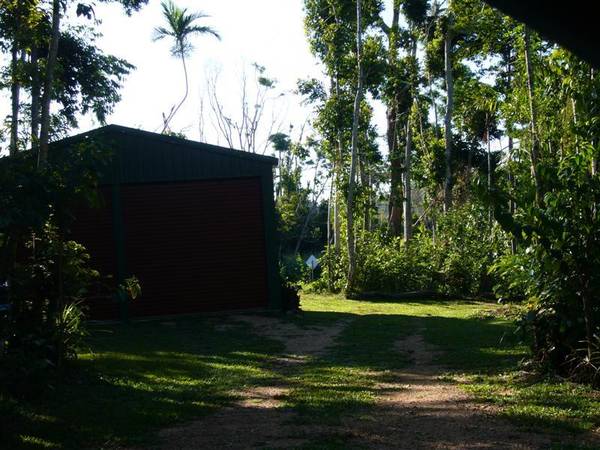 PERFECTLY POSITIONED FOR PRIVACY Picture 3