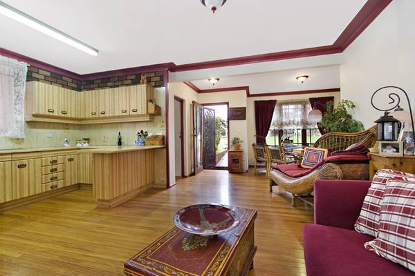 A GOLDEN LOCATION Picture 2