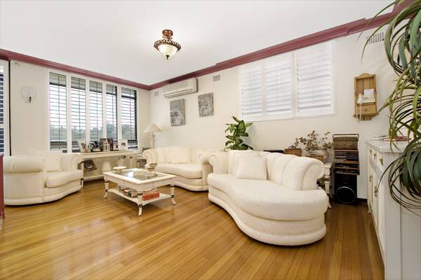 A GOLDEN LOCATION Picture 3