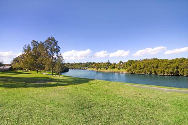 SOLD BY EARLWOOD REAL ESTATE Picture 1