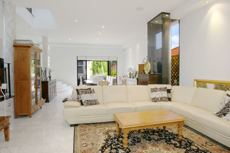 SIMPLY STUNNING Picture 3