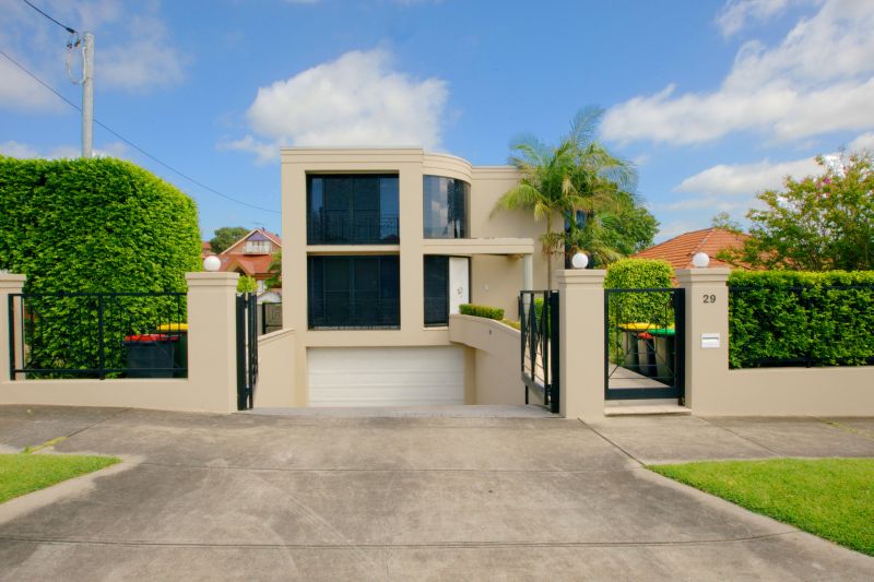 SIMPLY STUNNING Picture 2