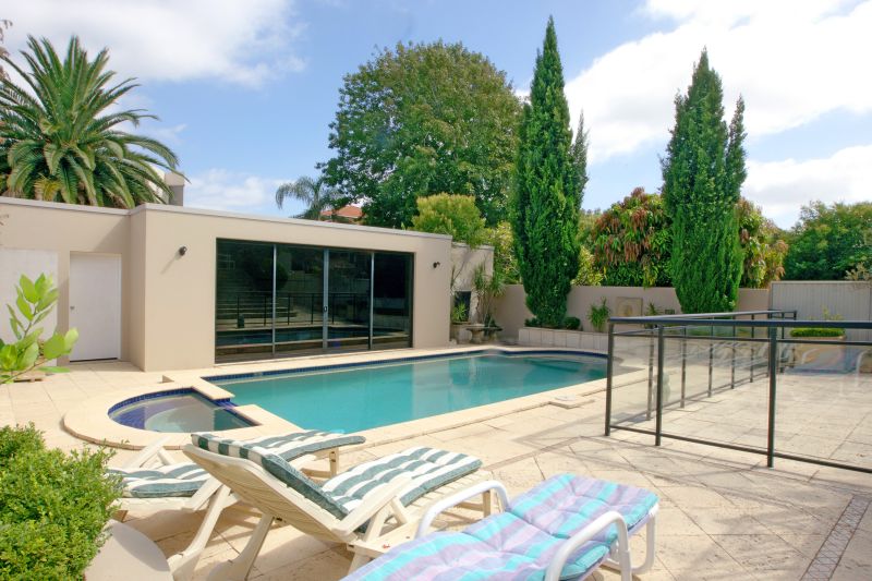 SIMPLY STUNNING Picture 1