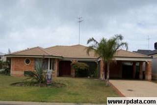 4 x 2 IN NORTHERN BEACH SUBURB Picture 1