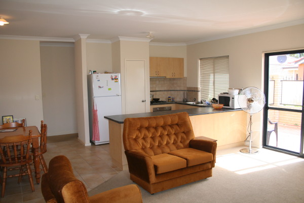 CENTRAL MANDURAH - STROLL TO THE FORESHORE Picture 3