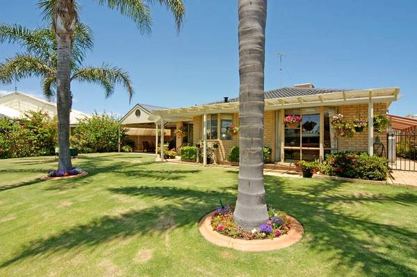 CHARMING FAMILY HOME SET ON LARGE SITE WITH SOUGHT AFTER NORTH ORIENTATION Picture 2