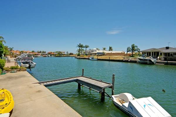 CHARMING FAMILY HOME SET ON LARGE SITE WITH SOUGHT AFTER NORTH ORIENTATION Picture 3