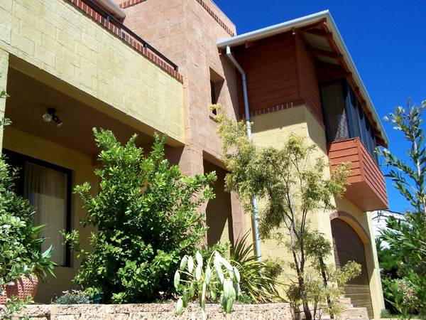 FABULOUS LOCATION WITH NORTHERLY OUTLOOK TO BEACH Picture 1