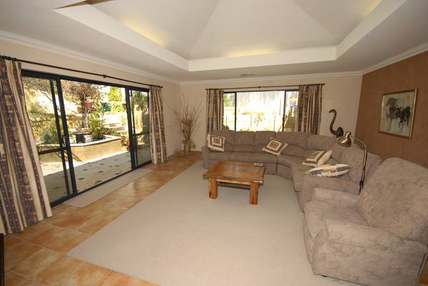 FABULOUS LOCATION WITH NORTHERLY OUTLOOK TO BEACH Picture 3