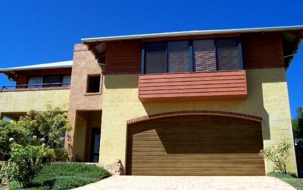 FABULOUS LOCATION WITH NORTHERLY OUTLOOK TO BEACH Picture 2