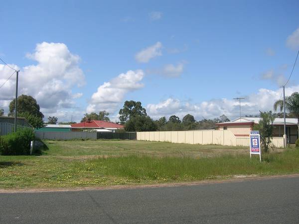 CLOSE TO TOWN Picture 2