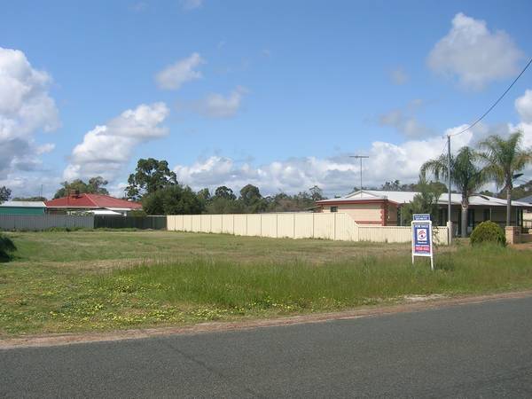 CLOSE TO TOWN Picture 1