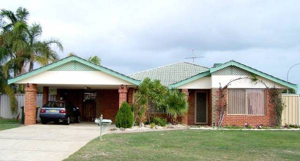 OWNERS MOVING EAST - MAKE AN OFFER, THEY WILL CONSIDER IT Picture 1