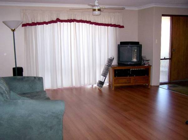 IDEAL FAMILY HOME Picture 3