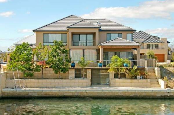 SUPERB CANAL RESIDENCE Picture 1
