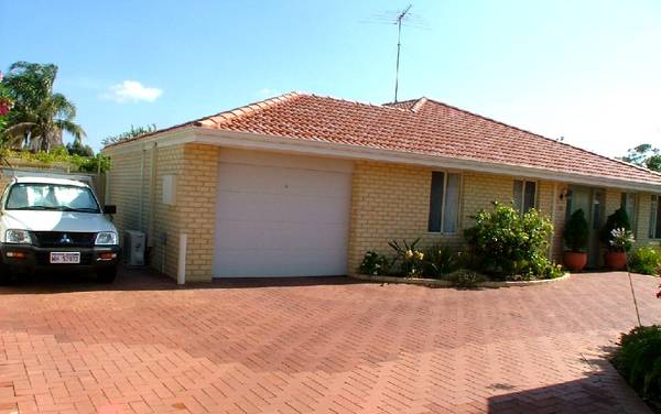 PERFECT LOCATION, IMMACULATE HOME Picture 2