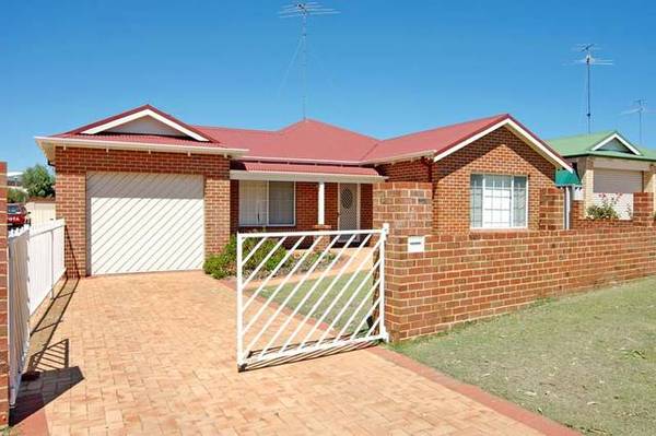 REDUCED OWNER SAYS SELL!! Picture 1