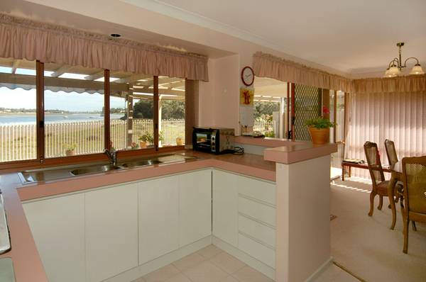 TOTALLY UNIQUE LOCATION WITH PANORAMIC VIEWS Picture 3