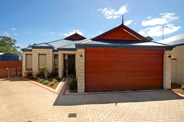 VERY YOUNG AND MODERN FAMILY HOME WITH NOT A CENT TO SPEND. Picture 1