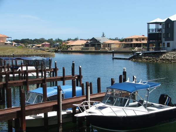 WATERFRONT UNIT WITH OWN JETTY Picture 2