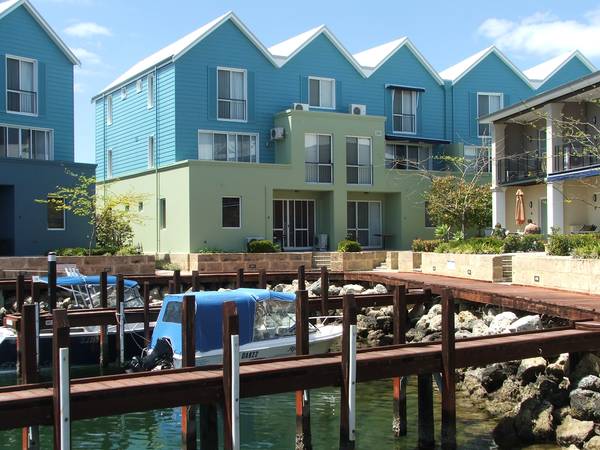 WATERFRONT UNIT WITH OWN JETTY Picture 1